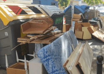 El Ayuntamiento de Valencia sancionará con multas hasta 3.000 euros orinar en la calle o abandonar muebles junto a contenedores