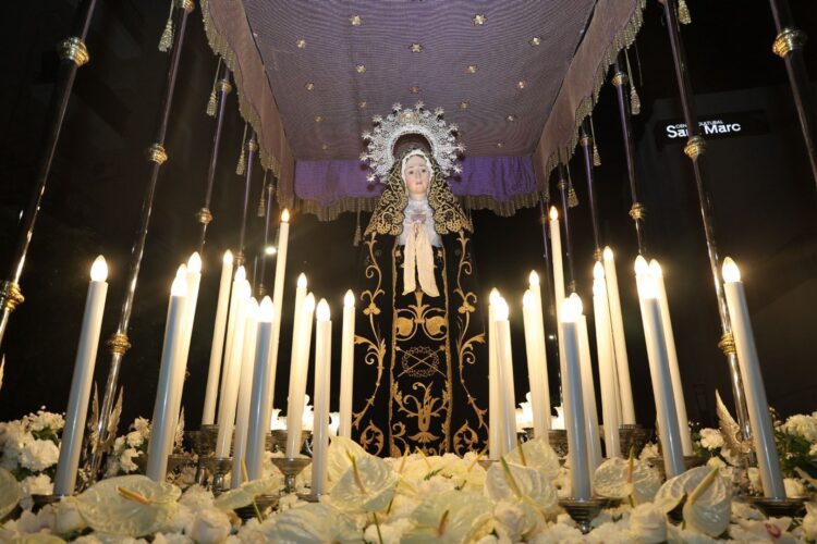 Torrent aguarda la Resurrección de Cristo tras la procesión del Santo Entierro
