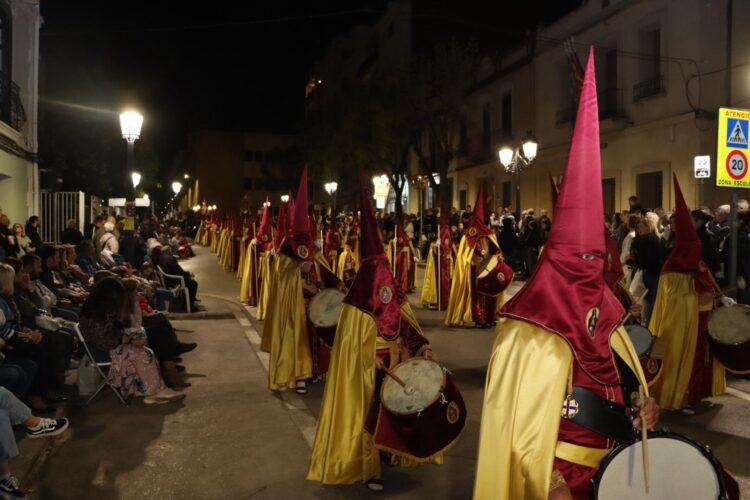 Torrent aguarda la Resurrección de Cristo tras la procesión del Santo Entierro