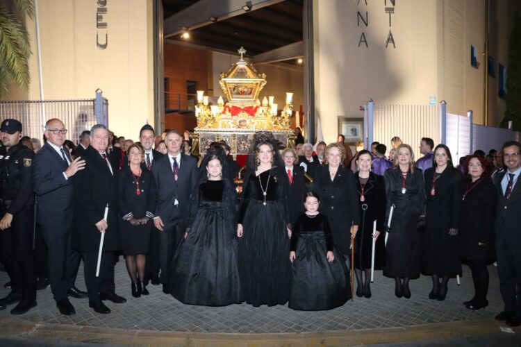 Torrent aguarda la Resurrección de Cristo tras la procesión del Santo Entierro
