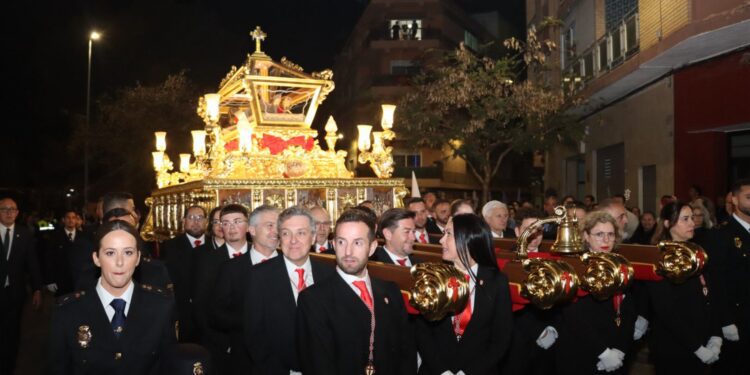 Torrent aguarda la Resurrección de Cristo tras la procesión del Santo Entierro