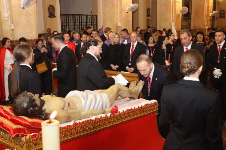 Torrent aguarda la Resurrección de Cristo tras la procesión del Santo Entierro