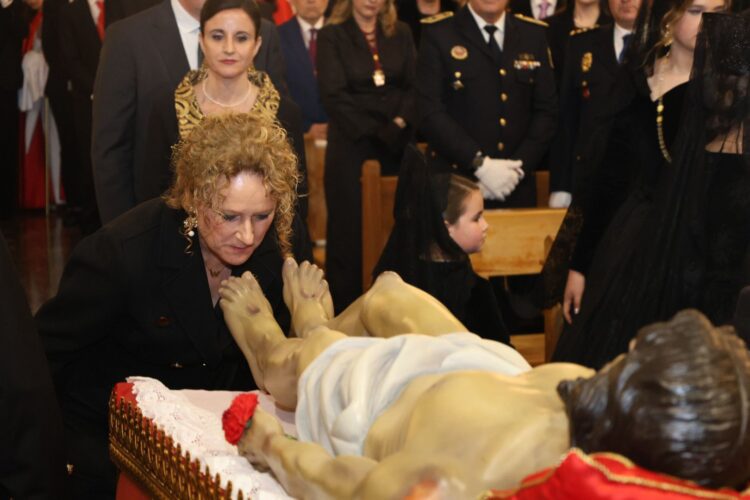 Torrent aguarda la Resurrección de Cristo tras la procesión del Santo Entierro