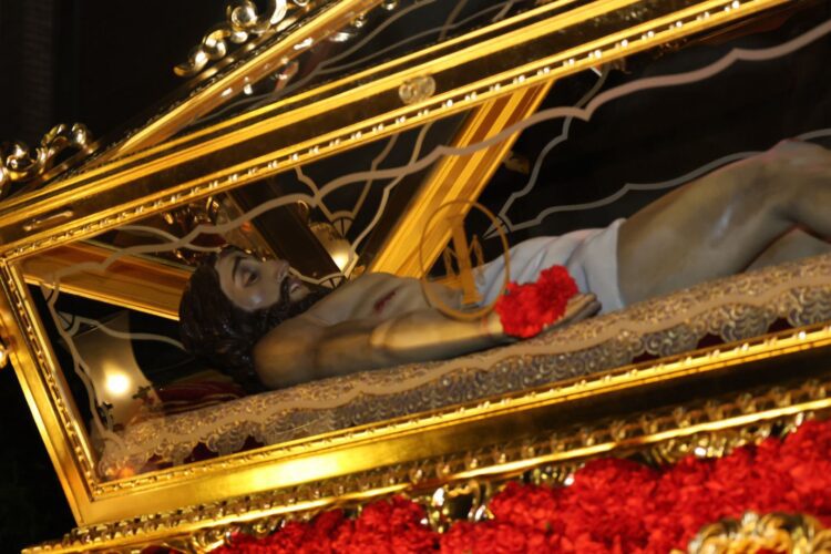 Torrent aguarda la Resurrección de Cristo tras la procesión del Santo Entierro