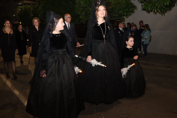 Torrent aguarda la Resurrección de Cristo tras la procesión del Santo Entierro