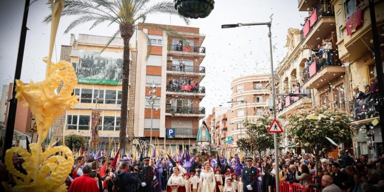 Torrent celebra su Encuentro Glorioso presidido por la Reina del Encuentro y da paso a la Pascua