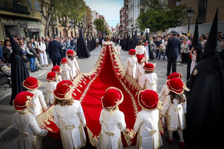 Torrent celebra su Encuentro Glorioso presidido por la Reina del Encuentro y da paso a la Pascua