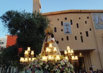 Emoción y devoción en la Procesión de la Virgen de los Desamparados del barrio de Nazaret en Valencia