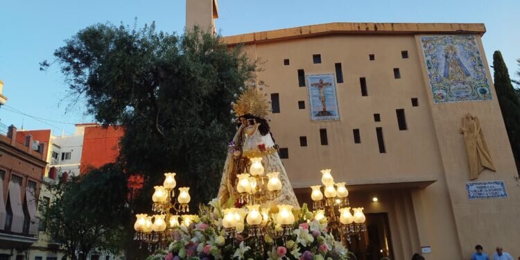 Emoción y devoción en la Procesión de la Virgen de los Desamparados del barrio de Nazaret en Valencia