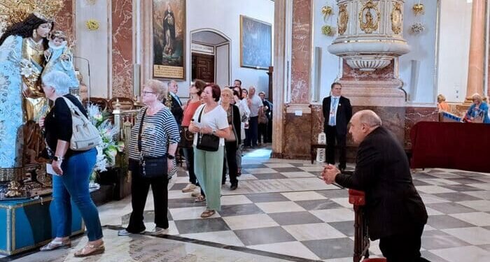El Arzobispo reza ante la Virgen de los Desamparados en el Besamanos público en la Basílica las puertas han abierto a las 6:30 horas y el paso de fieles es continuo