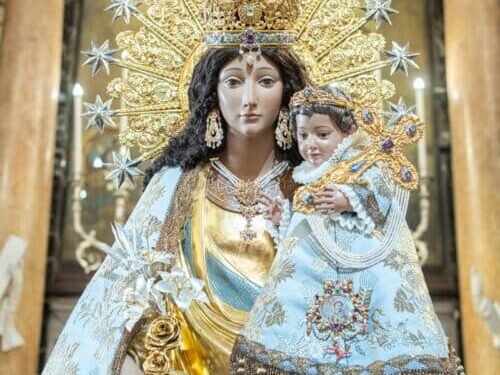 29.000 devotos acuden al Besamanos de la Virgen