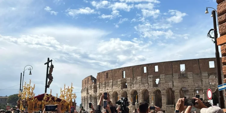 El coloso de Triana procesiona en la Ciudad Eterna