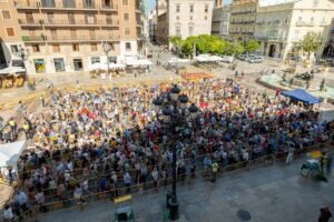 Gente en el Besamanos