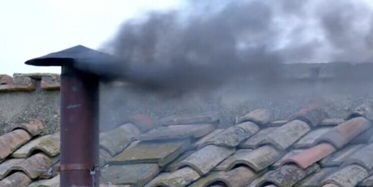 Segunda fumata negra esta mañana a la espera de lo que pueda suceder esta tarde en nuevas votaciones