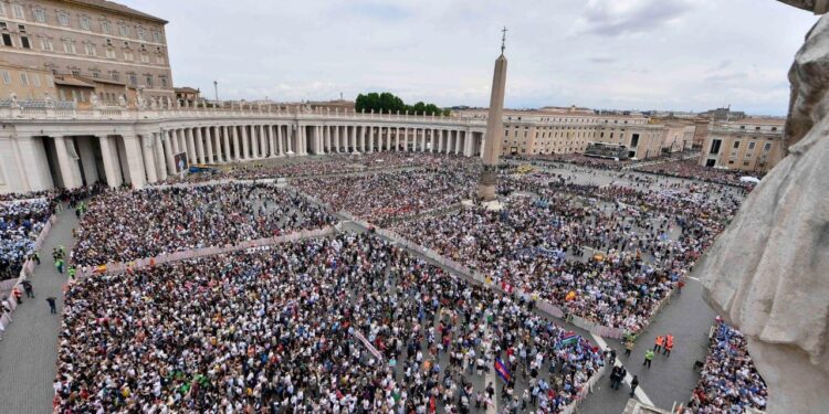 200.000 personas han recibido hoy al Papa León XIV en su primera Misa del inicio del Pontificado