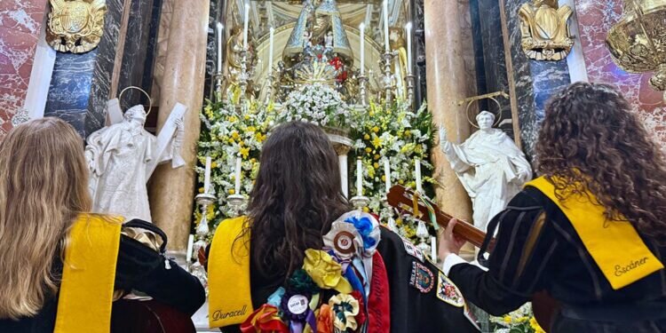 La Basílica de la Virgen acoge la tradicional Ronda a la Mare de Déu de las tunas universitarias de Valencia
