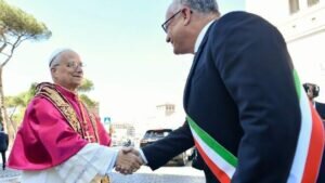 Roma da la bienvenida a su nuevo Obispo. León XIV: "Soy romano con ustedes" 2 Saludo Papa alcalde Roma 2782531738 17748312 660x371