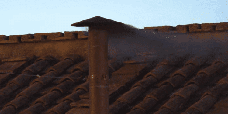 Fumata negra en la primera votación del cónclave para elegir un nuevo Pontífice