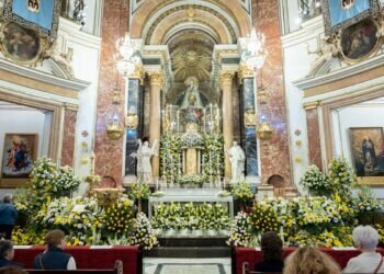 Los floristas valencianos dedican los adornos florales al Papa León XIV. El gremio de floristas celebra una misa en la Basílica