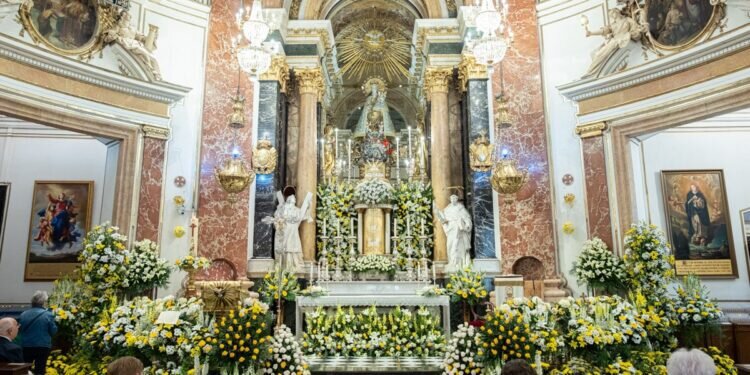 Los floristas valencianos dedican los adornos florales al Papa León XIV. El gremio de floristas celebra una misa en la Basílica