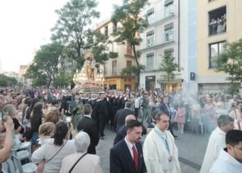 Procesión general con la imagen de la Virgen de los Desamparados, presidida por el Nuncio de su Santidad en España