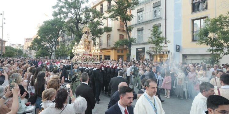 Procesión general con la imagen de la Virgen de los Desamparados, presidida por el Nuncio de su Santidad en España