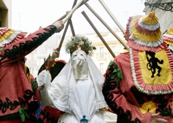 Un tapiz de 180 kilos y el pregón del Corpus Christi marcan el inicio de la fiesta