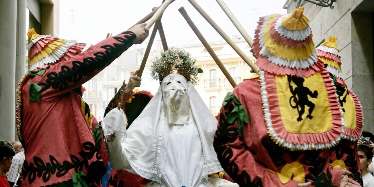 Un tapiz de 180 kilos y el pregón del Corpus Christi marcan el inicio de la fiesta