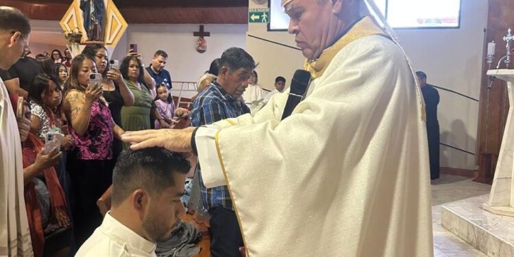 Benito Huerta Ordoño, recibió la Ordenación Diaconal, de manos de Monseñor Rafael Torres, obispo de la diócesis de Ensenada