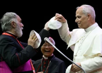 El divertido momento de León XIV con un sacerdote español y la patrona de Castellón de la Plana