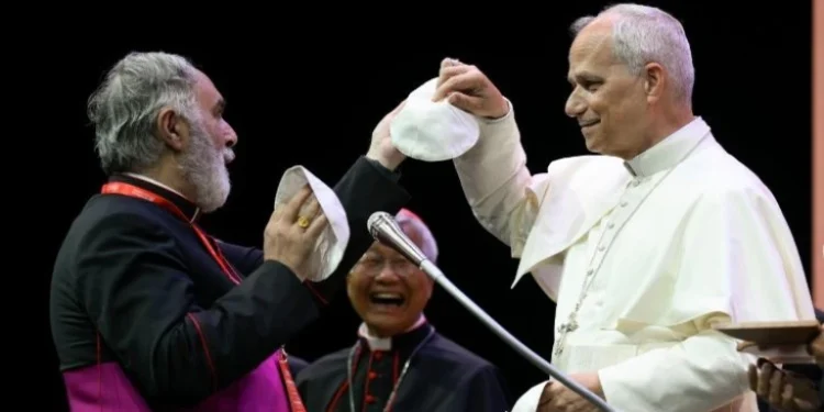 El divertido momento de León XIV con un sacerdote español y la patrona de Castellón de la Plana