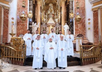 Besamanos a la Virgen de los Desamparados de los sacerdotes ordenados en la archidiócesis en Valencia en 2024
