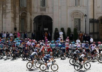 El Giro de Italia pasa por el Vaticano y se detiene ante el Papa León XIV