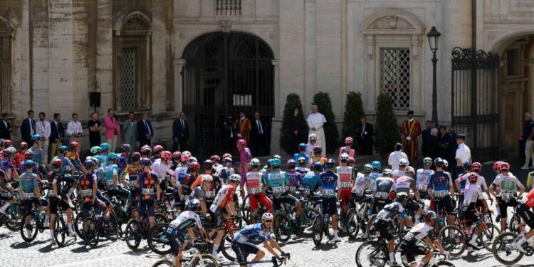 El Giro de Italia pasa por el Vaticano y se detiene ante el Papa León XIV 1 El Giro de Italia pasa por el Vaticano y se detiene ante el Papa León XIV
