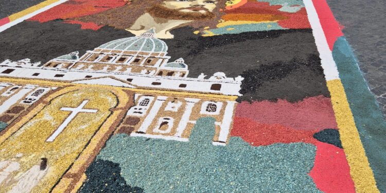 Roma celebra a sus santos patronos con un estallido de flores de colores. Infiorata Storica