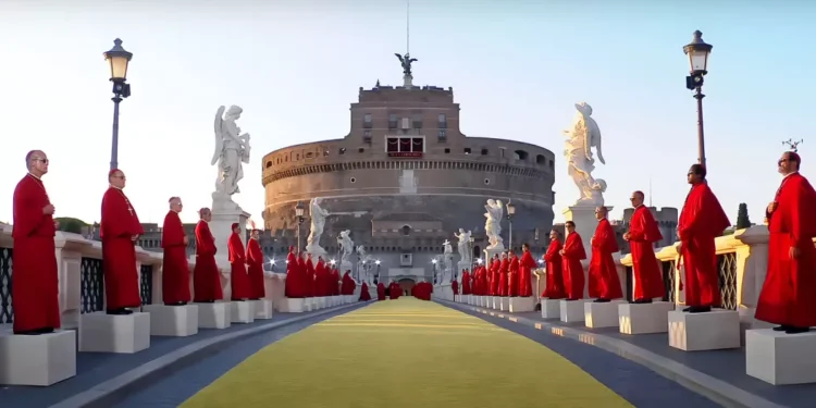 Modelos vestidos como cardenales avanzaron al ritmo de campanas, en una propuesta inspirada en la estética de la Iglesia católica