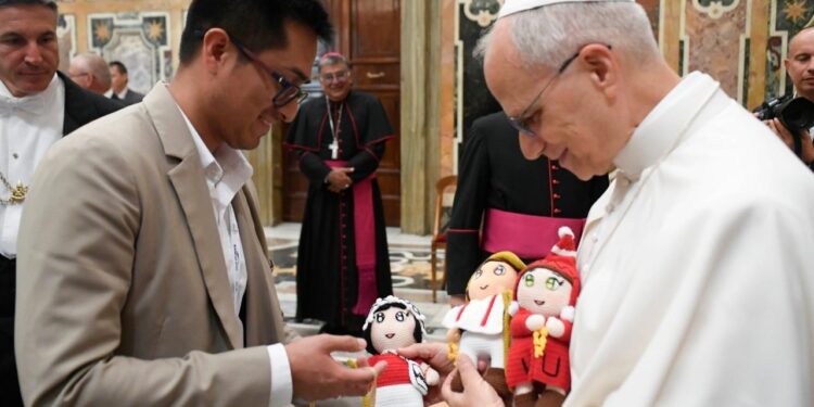 Jóvenes peruanos celebran su fe con el Papa León XIV