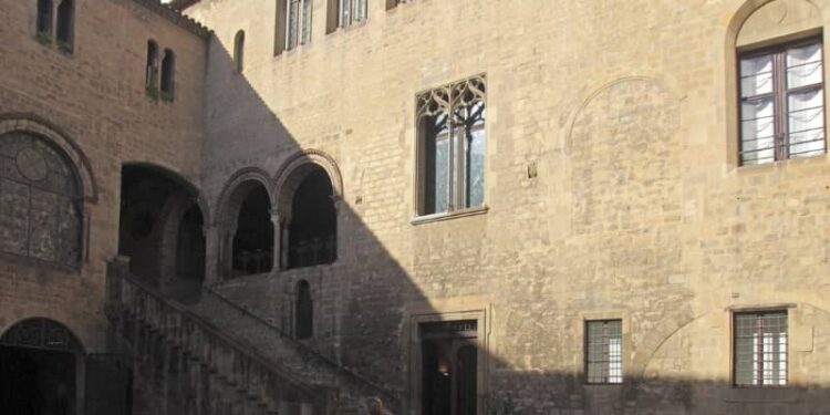 El Arzobispado de Barcelona denuncia el cartel de La Mercè 2025 por «ridiculizar» a la Virgen María