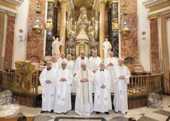 El Arzobispo de Valencia preside una eucaristía en la Basílica con los sacerdotes que cumplen 50 años de su ordenación