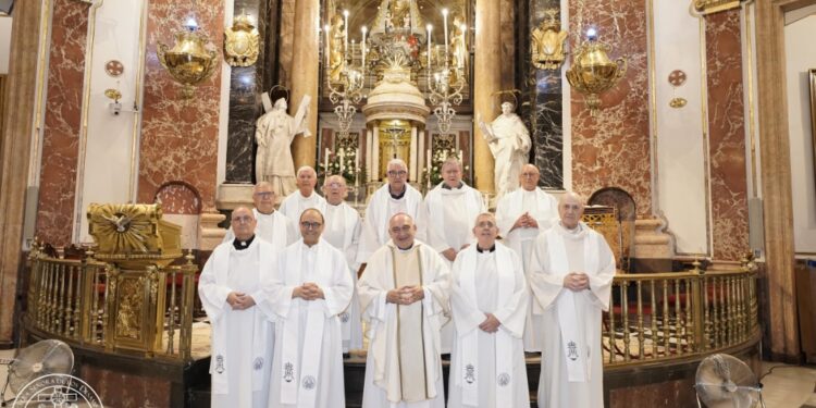 El Arzobispo de Valencia preside una eucaristía en la Basílica con los sacerdotes que cumplen 50 años de su ordenación