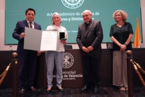 La Universidad Católica de Valencia entrega su Medalla de Oro a la Congregación de Hermanas de la Caridad de Santa Ana 2 medalla3 700x466 1