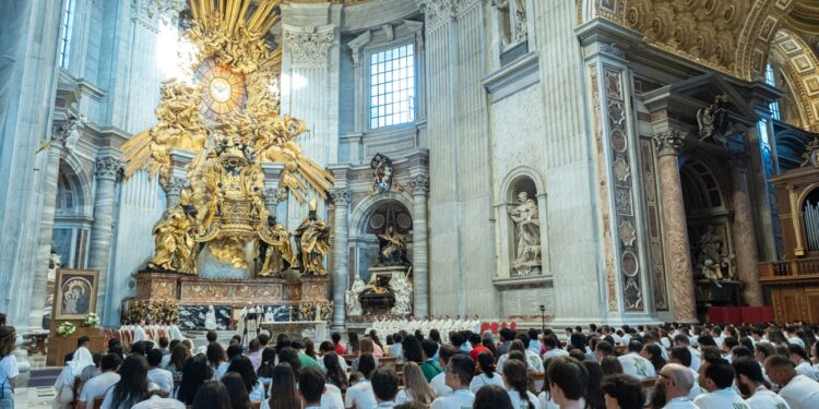 Gran celebración jubilar con los 3.000 peregrinos valencianos en la Basílica de San Pedro, presidida por el Arzobispo Concelebran los Obispos auxiliares de Valencia, sacerdotes y seminaristas