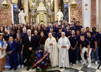 El Levante UD realiza una ofrenda floral a la Mare de Déu ante el inicio de la temporada en la Basílica de la Virgen, con la participación de los equipos masculino y femenino