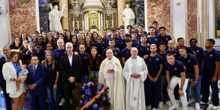 El Levante UD realiza una ofrenda floral a la Mare de Déu ante el inicio de la temporada en la Basílica de la Virgen, con la participación de los equipos masculino y femenino 1 El Levante UD realiza una ofrenda floral a la Mare de Déu ante el inicio de la temporada en la Basílica de la Virgen, con la participación de los equipos masculino y femenino
