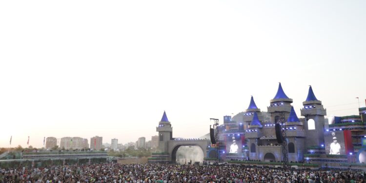 El Padre Guilherme Peixoto, Dj y cura que actuó en el Medusa Festival de Cullera (Valencia)