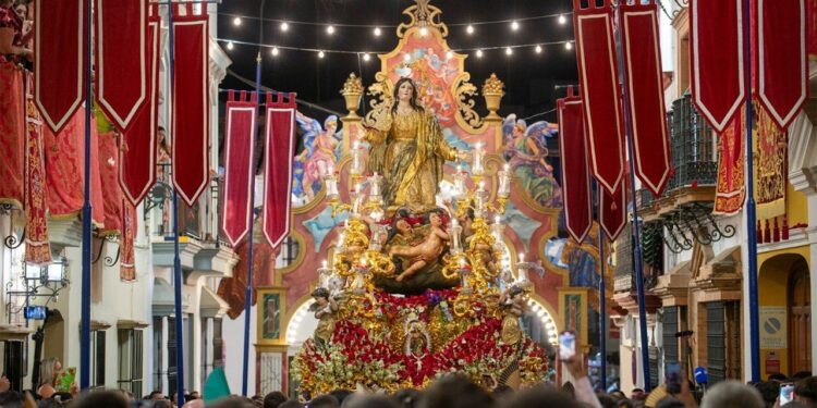 La Asunción de Cantillana celebra con una procesión el 75 aniversario del dogma