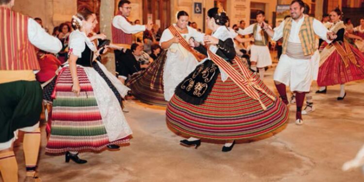 Bocairent celebra este jueves, la festividad de San Agustín con la “dansà”, la ofrenda de flores y la procesión También lo conmemoran Valencia y Alfara de la Baronía