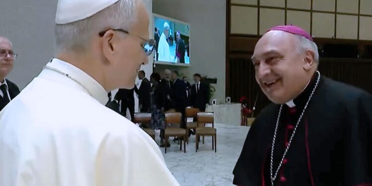 El Arzobispo de Valencia, Mons. Enrique Benavent y los auxiliares , Mons Fernando Ramón y Mons.Arturo Javier García, asisten a la audiencia general con el Papa León XIV