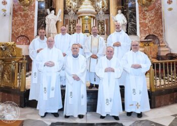 Celebración de Bodas de Plata sacerdotales y besamanos a la Virgen de los Desamparados en la Real Basílica de la Virgen de los Desamparados