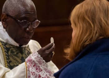 Ocultar la hostia al comulgar: signo de posesión demoníaca